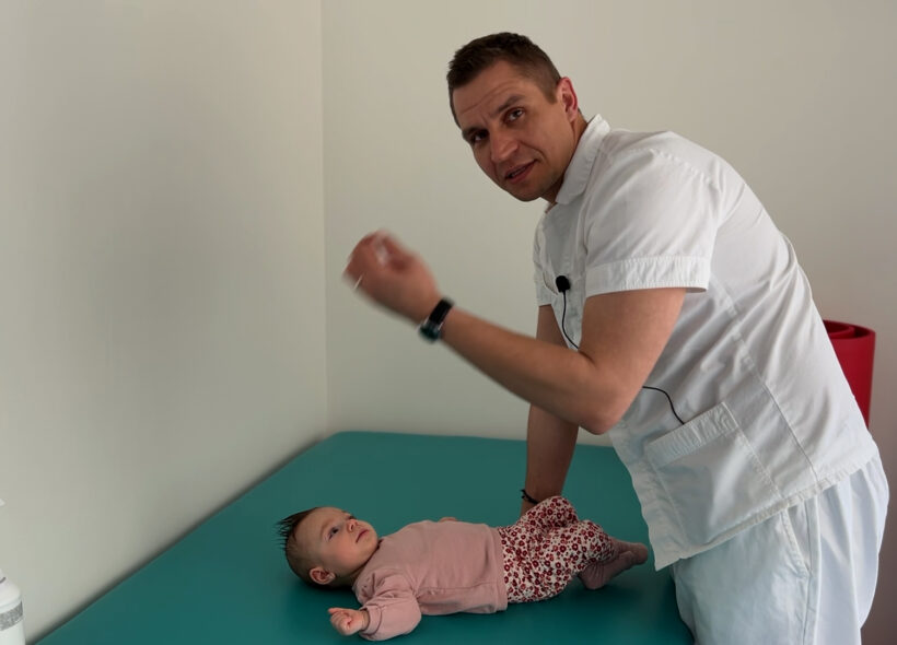 Fyzioterapeut Mgr. Peter Hafič s dcerou Nelinkou názorně předvádí některé cviky Vojtovy metody. 