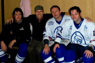 Novinář Jan Murárik (druhý zleva) v hokejové kabině s nejslavnější kladenskou lajnou - Martin Procházka, Pavel Patera a Otakar Vejvoda. 