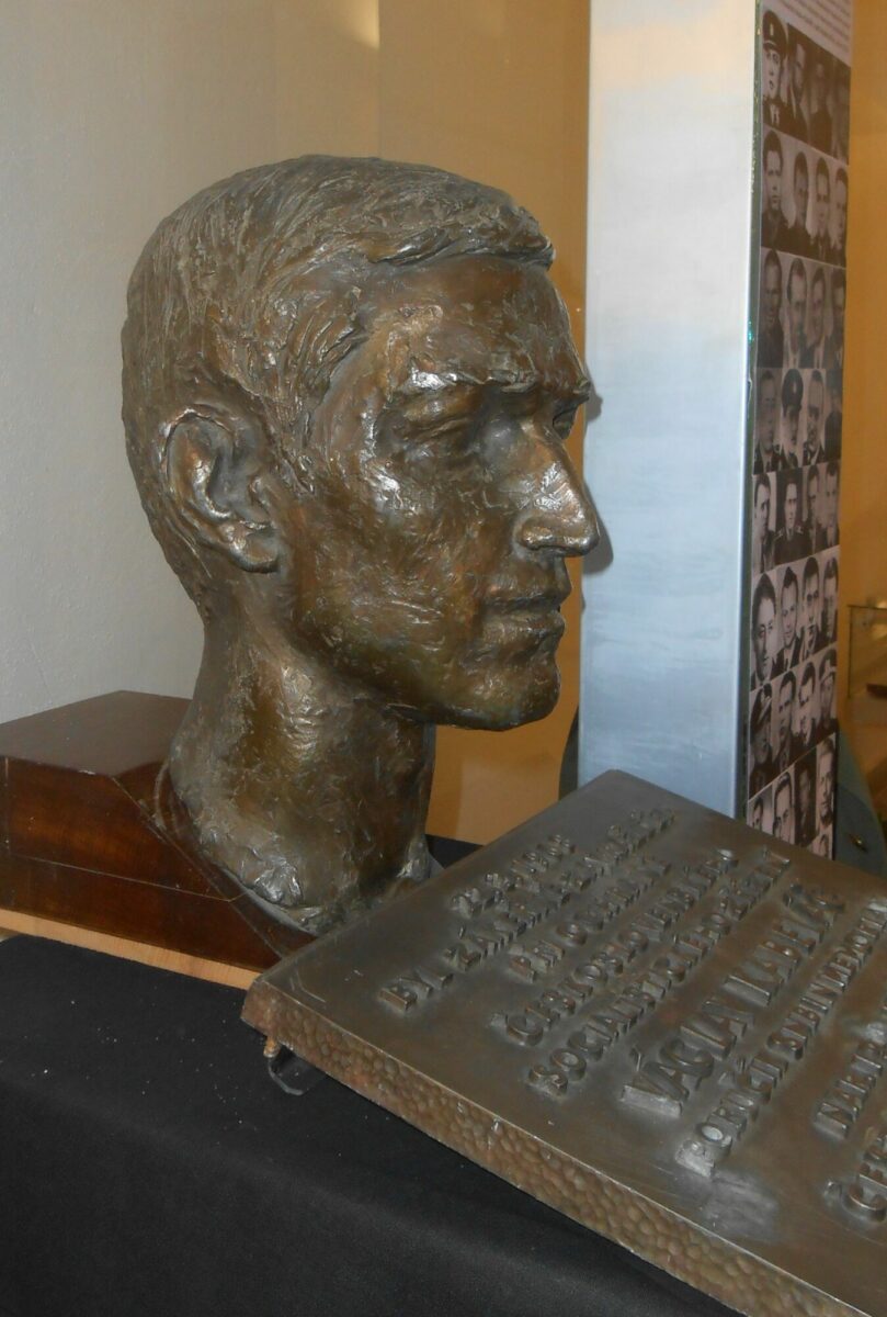 Busta zavražděného policisty v pražském Muzeu Policie České republiky.
