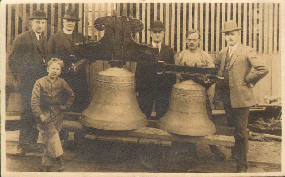 Na snímku jsou nové zvony kostela sv. Pankráce a sv. Václava odlité v roce 1928 a určené pro kostel sv. Pankráce. Pokud máte doma podobné fotografie, můžete je nabídnout k publikaci v Encyklopedii Nuslí. 