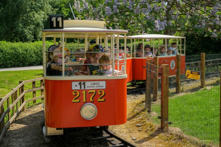 Opravená dětská tramvaj opět dělá radost nejmenším návštěvníkům pražské zoologické zahrady.
