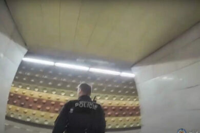 Strážníci v metru zadrželi sprejera.