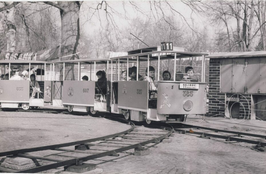 Po své trati se dětská tramvajka poprvé rozjela v roce 1976. 