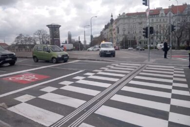 Křižovatka Janáčkovo nábřeží a Jiráskův most je v novém. Modernější jsou semafory i bezbariérové přechody.