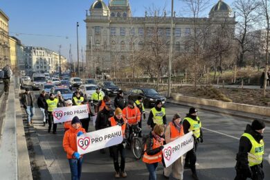 Extrémisté z Poslední generace blokují dopravu v Praze již více jak měsíc. Podle zjištění Naše Praha mají protesty temné pozadí. 