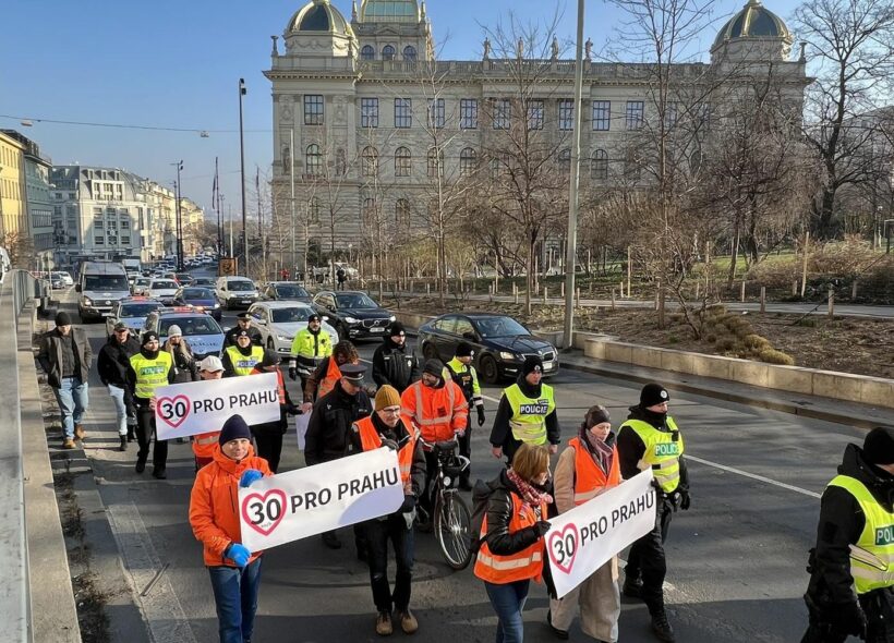Extrémisté z Poslední generace blokují dopravu v Praze již více jak měsíc. Podle zjištění Naše Praha mají protesty temné pozadí. 