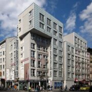 Budovy a byty v berlínské čtvrti Kreuzberg se nesmí opravovat. Zakázán je luxus a pohodlí, které by mohlo  zvýšit cenu nájmu. Vládnou zde totiž zelenorudí. 