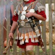 Římský legionář. Největší zabiják antického světa. Neměli přemožitele. Disciplína, výcvik a železná kázeň z nich dělali stroje na zabíjení. Jejich vojevůdci se stávali pány cizích království a území.  