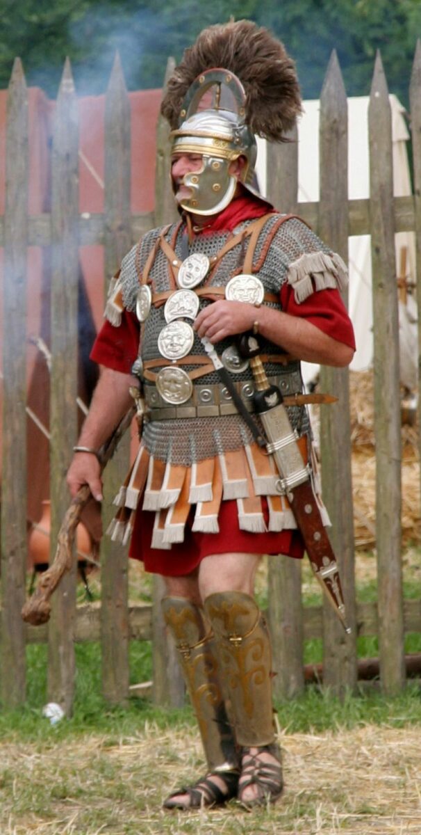 Římský legionář. Největší zabiják antického světa. Neměli přemožitele. Disciplína, výcvik a železná kázeň z nich dělali stroje na zabíjení. Jejich vojevůdci se stávali pány cizích království a území.  