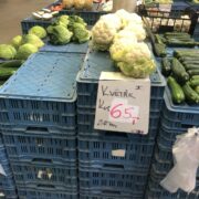 Je libo květáček za 65 korunek? Hala 22 je torzo kdysi Mekky prodeje zeleniny a ovoce českých zemědělců. 