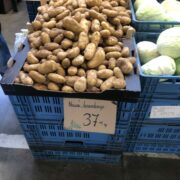 Brambory se zde pohybují od 20-37 korun/kg. Agrární komora přitom pravidelně inzeruje prodejní akce českých zemědělců, kde prodávají brambory za 8-10 kč/kg. 
