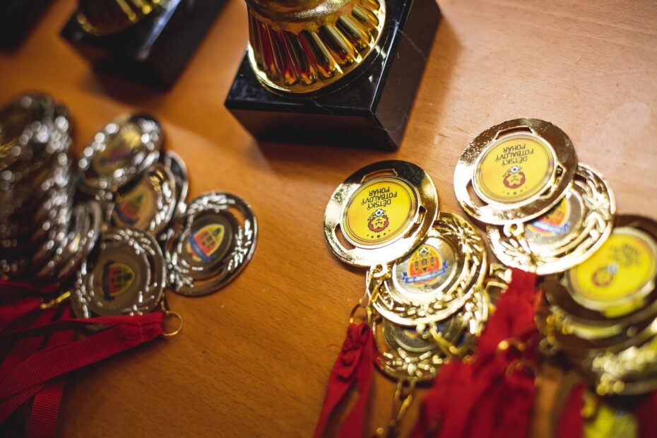 Zlaté medaile a pohár patří vítězům právem.