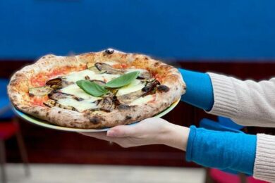 V restauraci si můžete dopřát pravé neapolské pizzy.