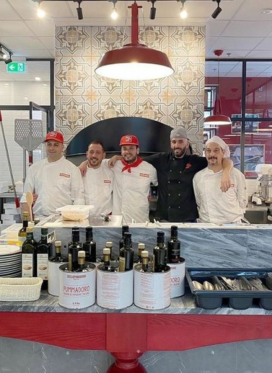 Sehraný tým italských kuchařů se těší na české zákazníky.
