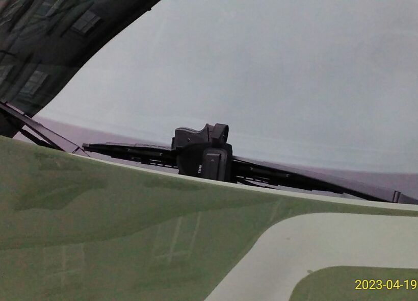 Řidič našel u stěračů svého auta zbraň.