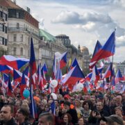 Václavské náměstí se zaplnilo českými vlajkami. 