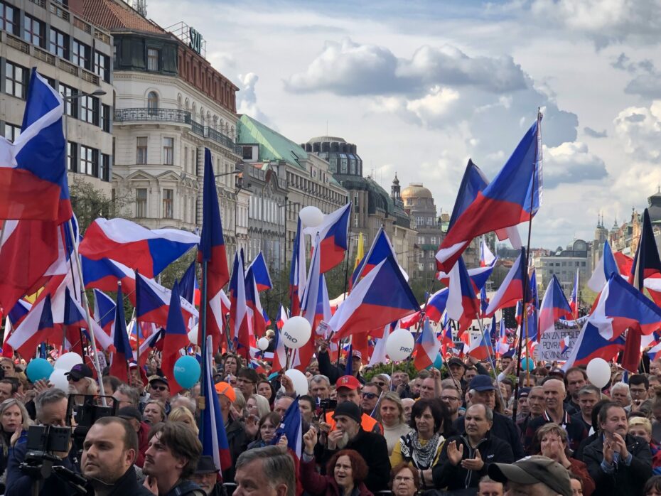 Václavské náměstí se zaplnilo českými vlajkami. 