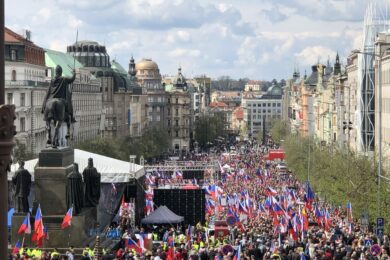 Jindřich Rajchl (PRO) opět vyprodal Václavák. Jeho demonstrace Česko proti bídě se účastnilo 70.000 až 100.000 demonstrantů. Lidé skandovali protivládní hesla. Řečníci vyzývali ke generální stávce.  