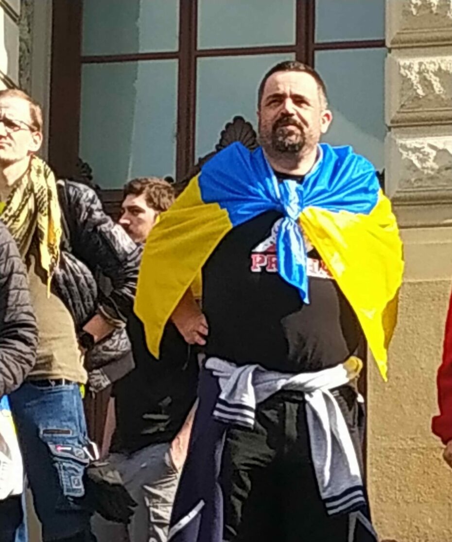 Zahalen do ukrajinské vlajky navštívil demonstraci také známý provokatér Pavel Novotný. Byl ale schován za kordonem policistů, kteří oddělovali protestující převážně ukrajinské národnosti od zbytku lidí. 