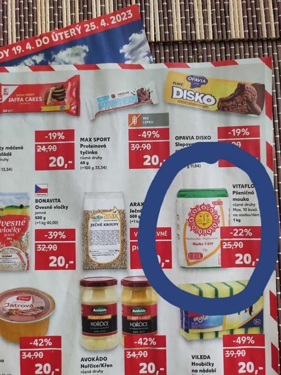 Leták Kauflandu ještě dnes lákal na levnou mouku. Už je ale vše jinak. Mouka ze slovenských mlýnů byla stažena. Kaufland se obává kontaminace ukrajinským obilím. 