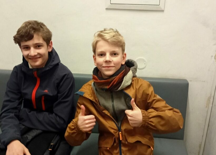 Dva třináctiletí kluci Bartoloměj a Jáchym našli včera odpoledne v tramvaji batoh s více jak deseti tisíci korunami.
 a hned jej odevzdali.