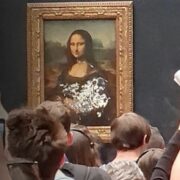 Řádění Poslední generace neunikla ani Mona Lisa, na kterou zamazali barvou.  Britové je zařadili na seznam extrémismu