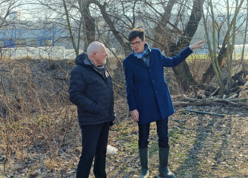 Radní Tomáš Hrdinka (vpravo) si pravidelně chodí stavbu biotopu kontrolovat. 