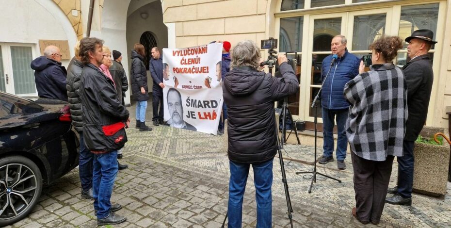 Protest proti vyloučení Jany Turoňové podpořili staří matadoři ČSSD. Ve straně to vře. Perou se o majetky. 