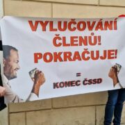 Nespokojení členové ČSSD uspořádali protest proti vyloučení Jany Turoňové. Ta kandiduje na předsedkyni. Vyloučena dnes nebyla  
