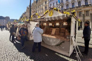Na náměstí Republiky začínají Květnové trhy s programem.