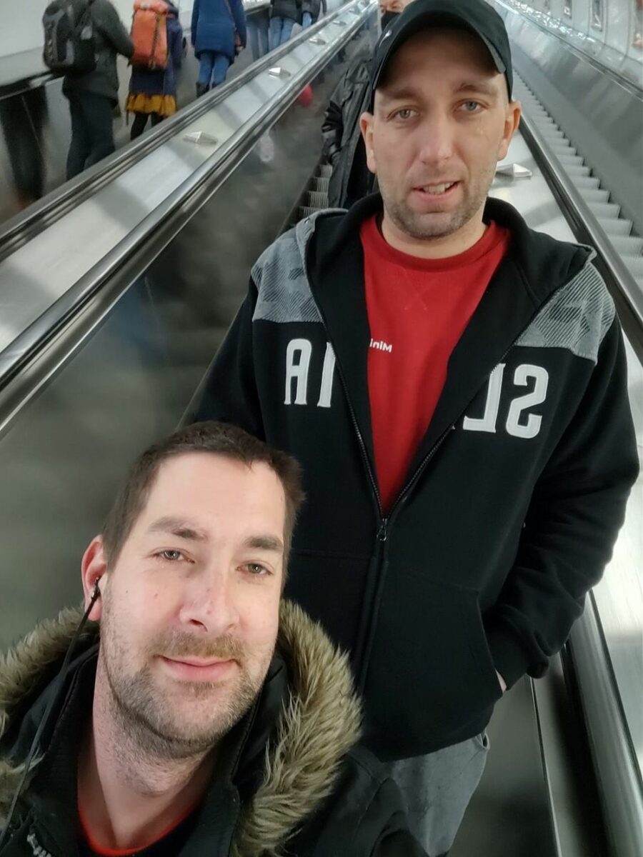 Někteří právníci v souvislosti s Novotným mluví o dvojím metru, neboť za podobné výroky na Ukrajince byli soudem posláni do vězení blogeři Patrik Tušl a Tomáš Čermák. Státní zástupce v obžalobě popsal, že oba muži na sociálních sítích živě vysílali video, v němž dehonestovali Ukrajince a vyzývali k odporu proti nim. Například Čermák v jednom z videí řekl, že „Ukrajinci se tady začínají množit, jedna demonstrace za druhou. Musíme okamžitě začít jednat, jinak půjdeme do ha**lu.“