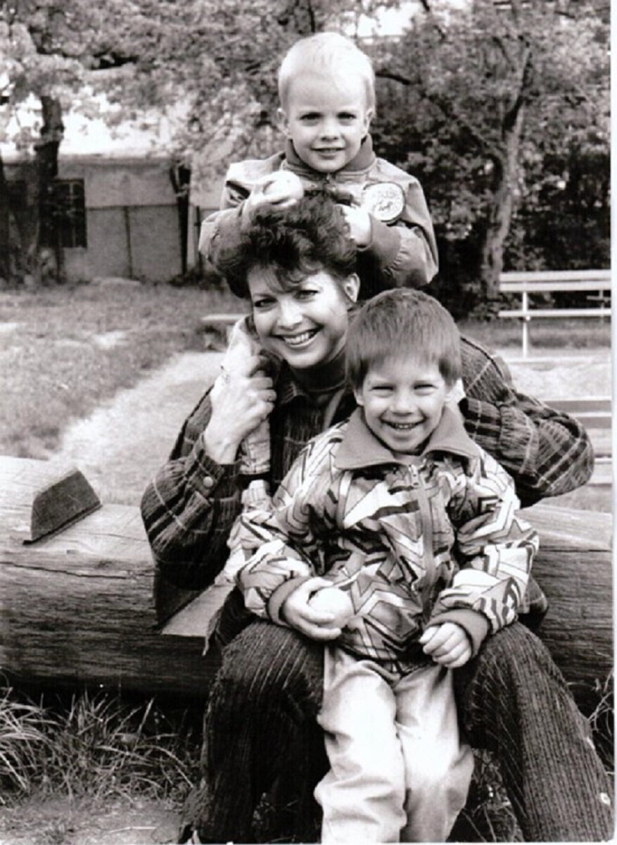 Marie Tomsová se svými syny Milošem a Michaelem.