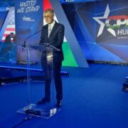 Andrej Babiš ve svém projevu, proneseném v anglickém jazyce, kritizoval zelenou politiku EU. "Zelená ideologie ohrožuje 35 tisíc lidí, které v Evropě zaměstnávám," uvedl. 