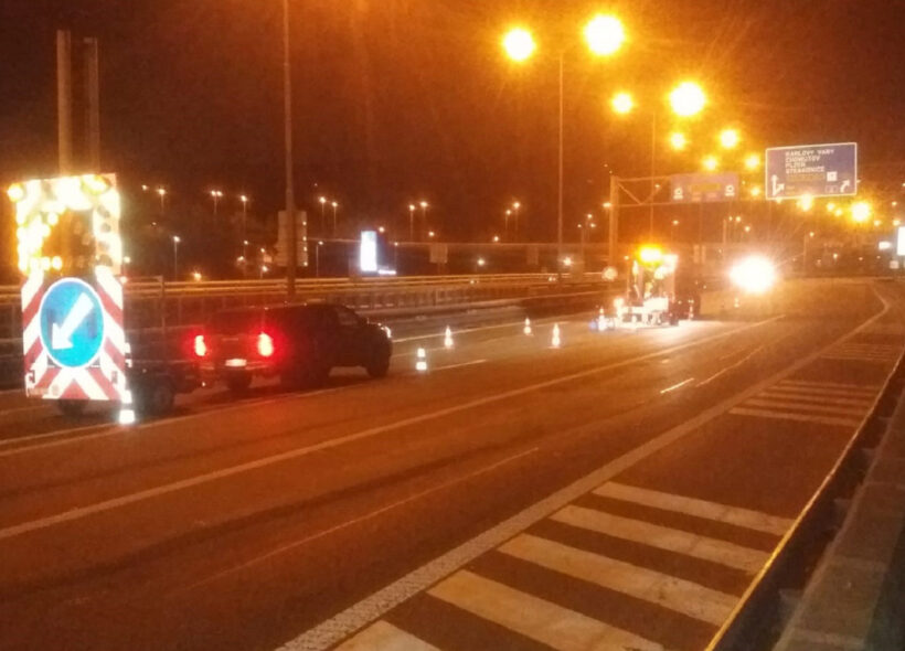 Noční oprava výtluků na Barrandovském mostě.