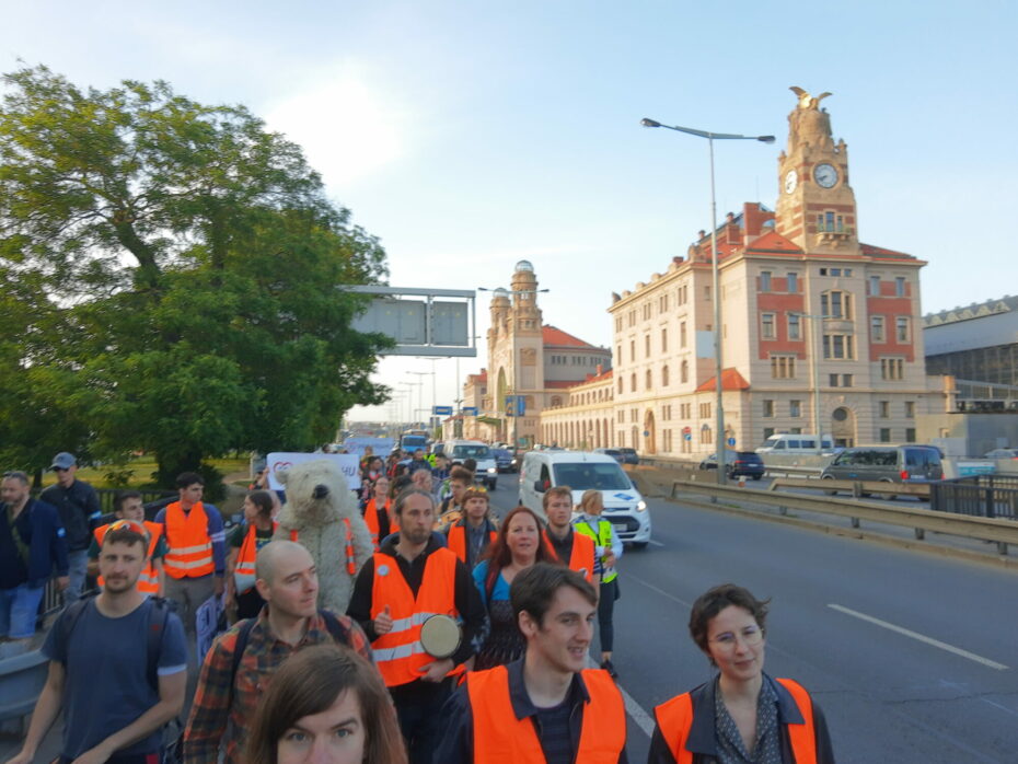 Poslední generace, z.s. zablokovala na měsíce dopravu v Praze. Politici strkají hlavu do písku a nic nedělají. Lidé spílají. 