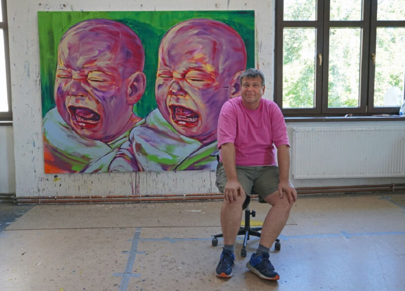 Lubomír Typlt s jeho obrazem Křičící mimina.
