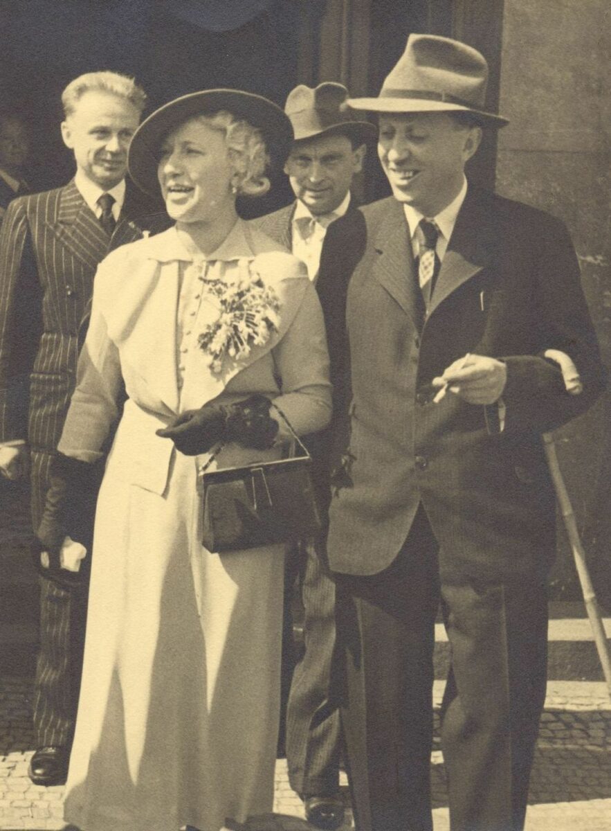 Svatba Karla Čapka a Olgy Scheinpflugové v srpnu 1935 na vinohradské radnici.  V pozadí mezi novomanželi je ženichův svědek Julius Firt.