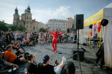 Osmý ročník akce Praha žije hudbou  23. a 24. června stovky vystoupení pouličních umělců.