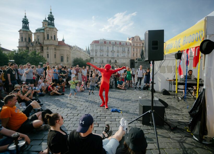 Osmý ročník akce Praha žije hudbou  23. a 24. června stovky vystoupení pouličních umělců.