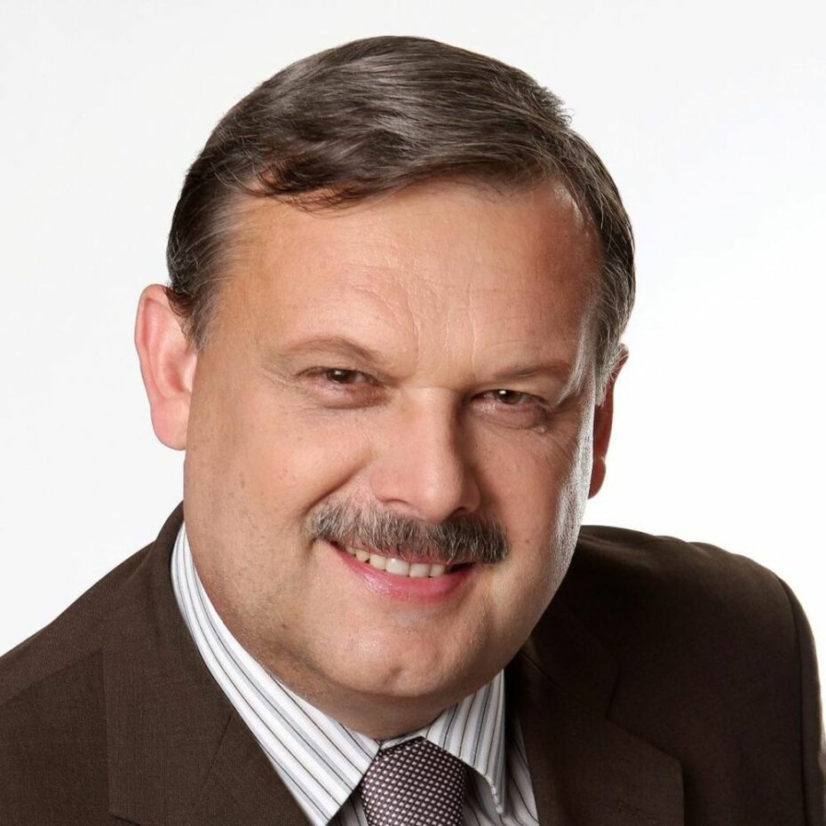 Expředseda rozpočtového výboru Parlamentu Václava Votava (ČSSD) se ministru Nekulovi za jeho "slevovou akci" vysmál a označil jej za kašpara. 