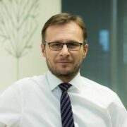 Ministr zemědělství Zdeněk Nekula je terčem posměchu za své poslední výkony. Propagace letákových akcí Lidlu, otočka u daně na vína a zákazu CBD.   