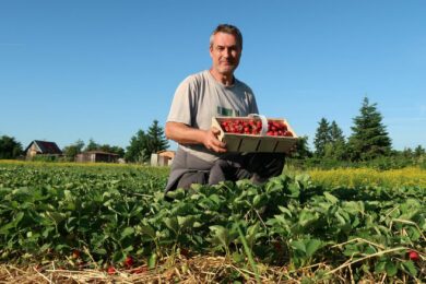 "Jahodám dávám vše, ale s pokorou si uvědomuji, jak velký vliv má na úrodu příroda," říká farmář Jiří Jakoubek.