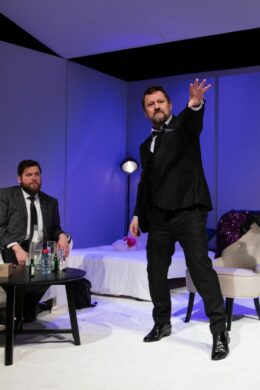 Karel Zima exceluje v komediálním dramatu Bavič, pojednávajícím o odvrácené straně showbyznysu.