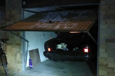 V nočních hodinách otevřená garáž a dva zloději si v ní svítili baterkami.