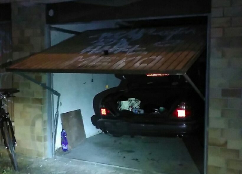 V nočních hodinách otevřená garáž a dva zloději si v ní svítili baterkami.