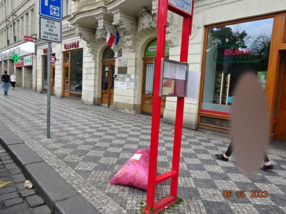 Odložený plastový pytel na autobusové zastávce na Karlově náměstí jela prověřit hlídka strážníků.