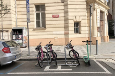 Značení parkoviště pro elektrokoloběžky a sdílená kola. 