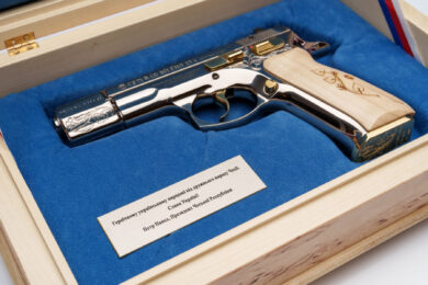 Pistole CZ 75 Řád Bílého lva , kterou daroval prezident Petr Pavel ukrajinskému prezidentu Zelenskému.