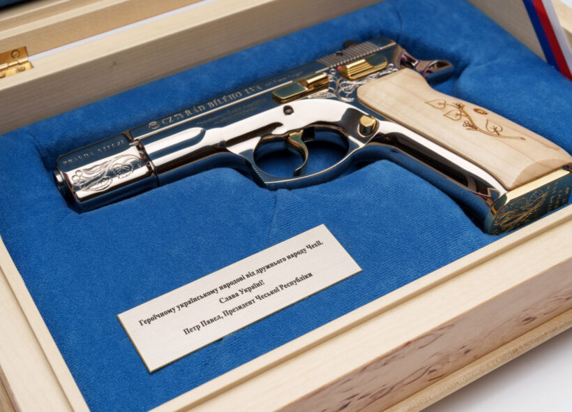 Pistole CZ 75 Řád Bílého lva , kterou daroval prezident Petr Pavel ukrajinskému prezidentu Zelenskému.