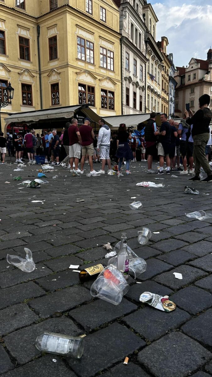 Fanoušci West Ham a Fiorentiny vyděsili Pražany. V ulicích svedli regulérní bitvu. Nejvíce řádili na Václavském náměstí a v Rytířské ulici. 